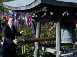 El líder de Naciones Unidas (ONU), Ban Ki-moon, tocando la ''Campana de la Paz''. REUTERS  /