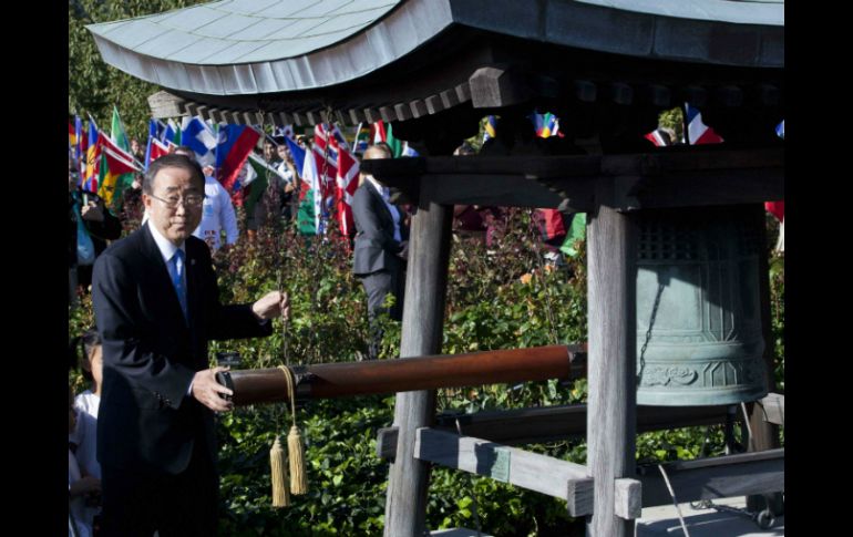 El líder de Naciones Unidas (ONU), Ban Ki-moon, tocando la ''Campana de la Paz''. REUTERS  /