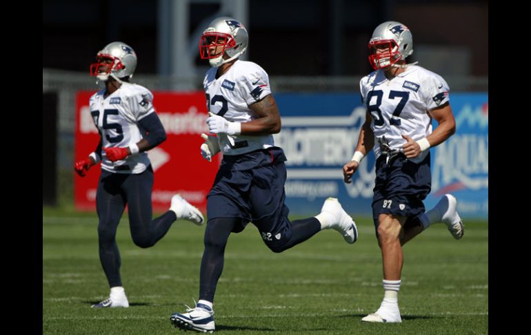 Brandon Lloyd, Kellen Winslow y  Rob Gronkowski en la práctica de los Patriotas. AP  /