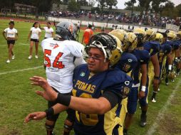 Los Pumas Acatlán saludan a sus rivales luego del partido. ESPECIAL  /