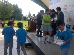 Niños de escuelas ganadoras reciben premios de manos de autoridades estatales.  /