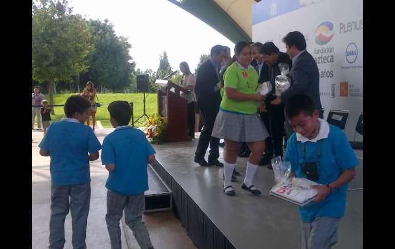 Niños de escuelas ganadoras reciben premios de manos de autoridades estatales.  /