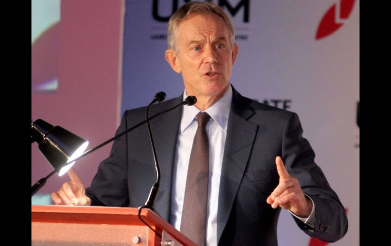 El ex primer ministro de Reino Unido, Tony Blair dictó una conferencia a estudiantes. NTX  /