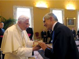 El Papa Benedicto XVI (i) saluda al presidente de la Internacional Demócrata Fernando Casini. EFE  /