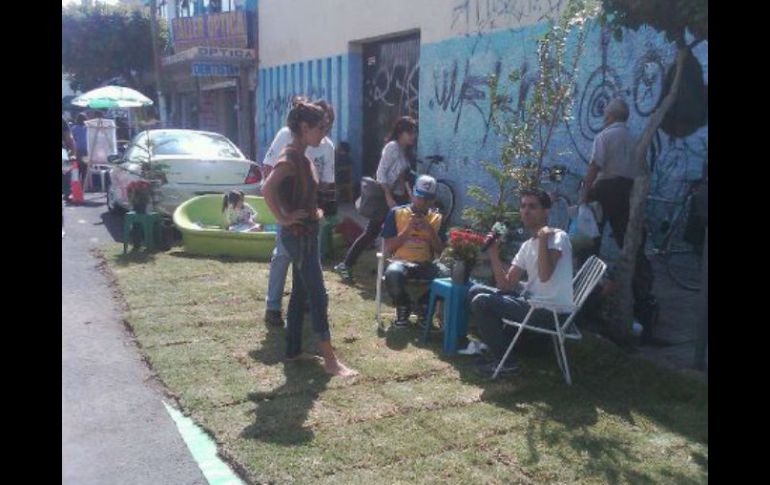 En Santa Tere hacen de la calle un pequeño parque como parte del Día Mundial sin Auto.  /