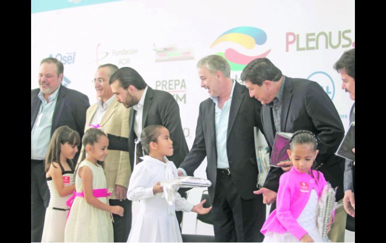 Trompo Mágico. El gobernador Emilio González y el secretario de Educación, Antonio Gloria, encabezaron el evento.  /