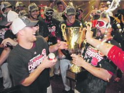 Festejo. Los jugadores de los Rojos de Cincinnati celebran la obtención del gallardete de la División Central de la Liga Nacional. AP  /