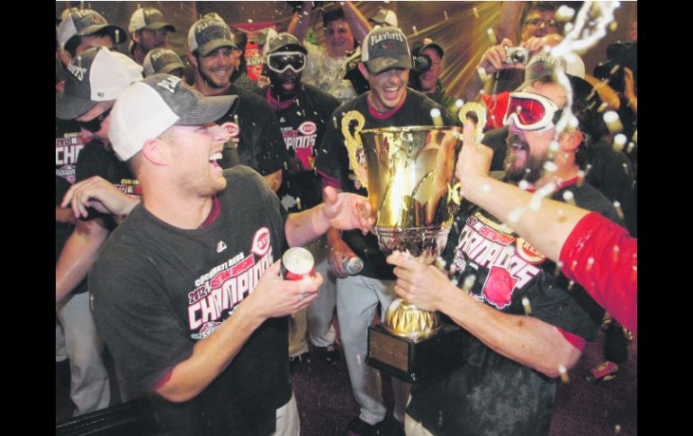 Festejo. Los jugadores de los Rojos de Cincinnati celebran la obtención del gallardete de la División Central de la Liga Nacional. AP  /