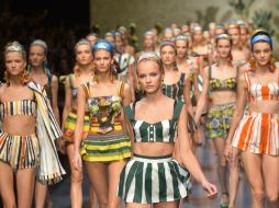 Los trajes de baños a rayas y con colores llamativos y combinados marcan tendencia. AFP  /