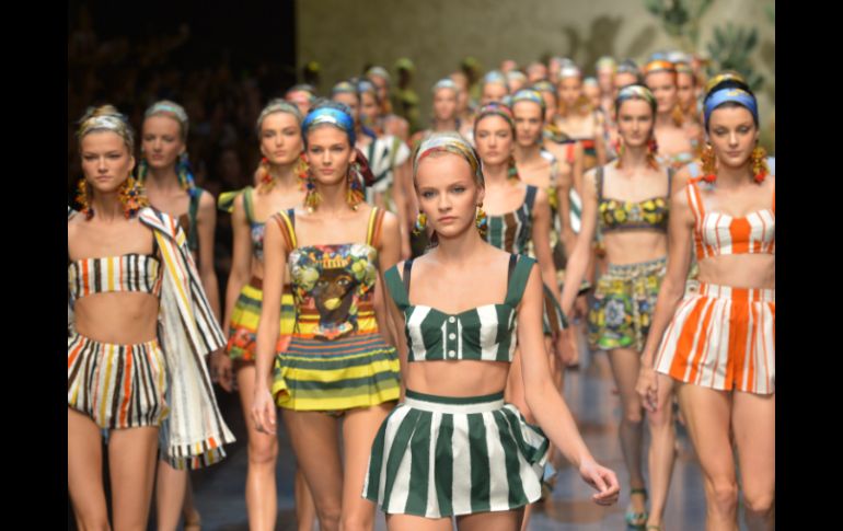 Los trajes de baños a rayas y con colores llamativos y combinados marcan tendencia. AFP  /