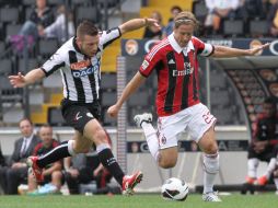 El centrocampista del Milan Massimo Ambrosini (dcha) lucha por el balón con el defensa del Udinese Giovanni Pasquale. EFE  /