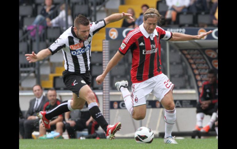 El centrocampista del Milan Massimo Ambrosini (dcha) lucha por el balón con el defensa del Udinese Giovanni Pasquale. EFE  /