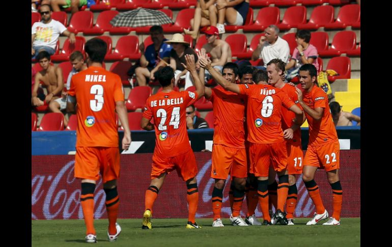 El equipo del Levante celebra la primera anotación del partido. EFE  /