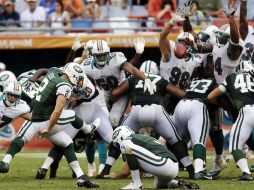 Nick Folk (2) conecta el balón para darle el triunfo a los Jets en tiempo extra. AP  /