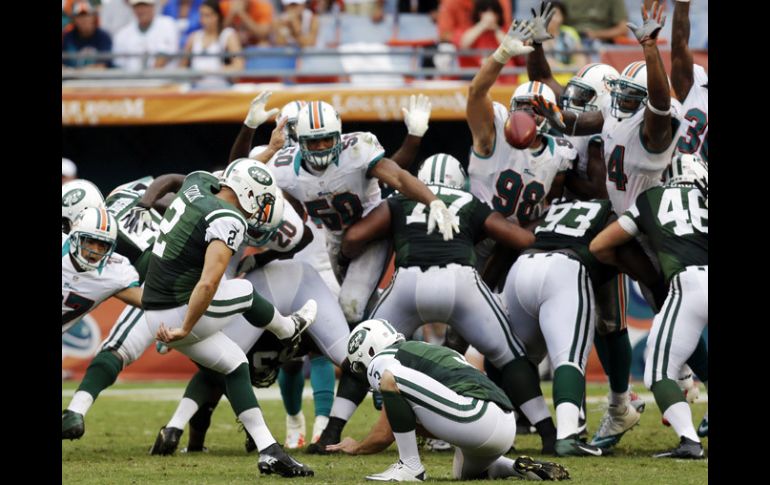 Nick Folk (2) conecta el balón para darle el triunfo a los Jets en tiempo extra. AP  /