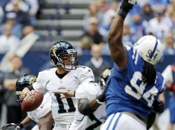 Blaine Gabbert (11) tuvo una buena actuación en la ofensiva de Jacksonville. AP  /