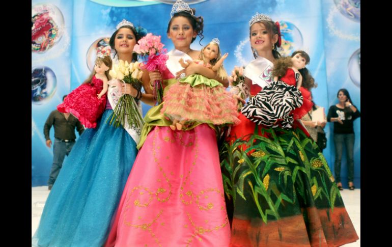 Blanca Nahomi Camacho se coronó como Reinita infantil.  /