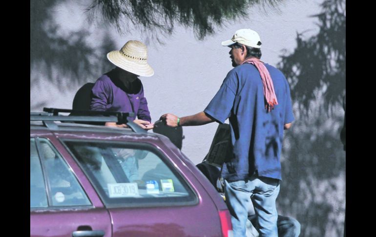 Postal zapopana. La vinculación entre un lavacoches y un inspector se pudo constatar en la Avenida Américas, frente al ISSSTE.  /