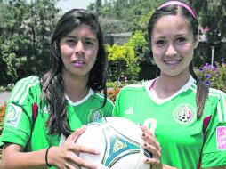 Goleadoras. María Fernanda Pérez y Greta Espinoza posan con el balón del Mundial Azerbaiyán 2012. MEXSPORT  /