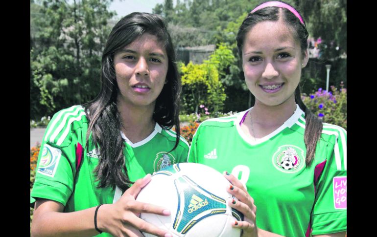 Goleadoras. María Fernanda Pérez y Greta Espinoza posan con el balón del Mundial Azerbaiyán 2012. MEXSPORT  /