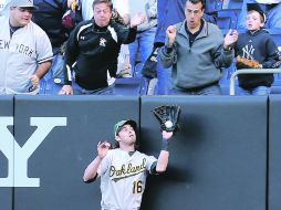 Susto. El jardinero Josh Reddick atrapa un elevado en el límite, en el noveno capítulo. AFP  /