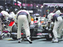 Trabajo. Sergio Pérez realiza una detención en pits durante la carrera en Marina Bay. SAUBER F1 TEAM  /