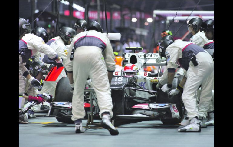 Trabajo. Sergio Pérez realiza una detención en pits durante la carrera en Marina Bay. SAUBER F1 TEAM  /