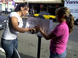 Comerciantes de la Zona del Vestir Medrano colocan de letreros en los parquímetros; piden acabe el abuso de los cobros en las multas.  /