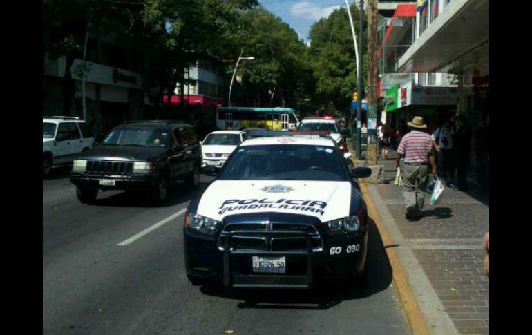 La policía de Guadalajara se encontraba patrullando cuando los elementos avistaron el hecho y acudieron en ayuda de la víctima.  /