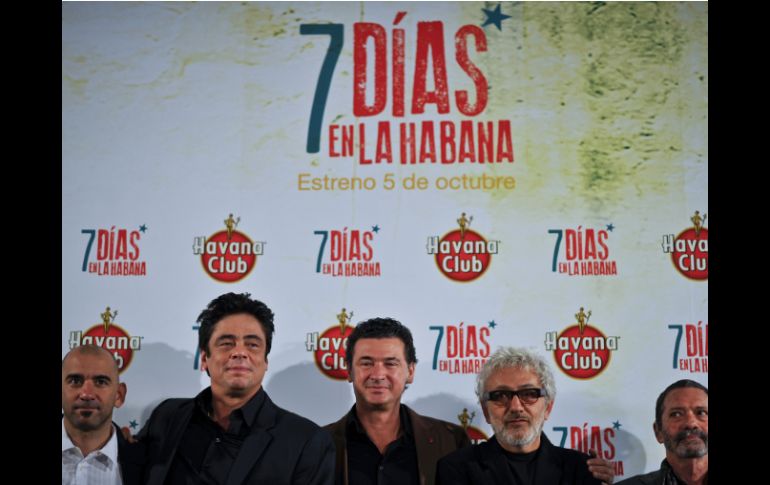 Benicio del Toro (2º de izq a der) dirige el corto ''El Yuma'', de ''7 días en La Habana''. AP  /