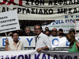 Los periodistas griegos en huelga sujetan pancartas durante una protesta en Atenas, Grecia. EFE  /