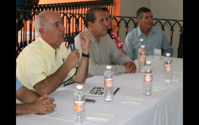 El titular de la CEA César Coll (al micrófono), encabezó las charlas y el recorrido. ESPECIAL  /