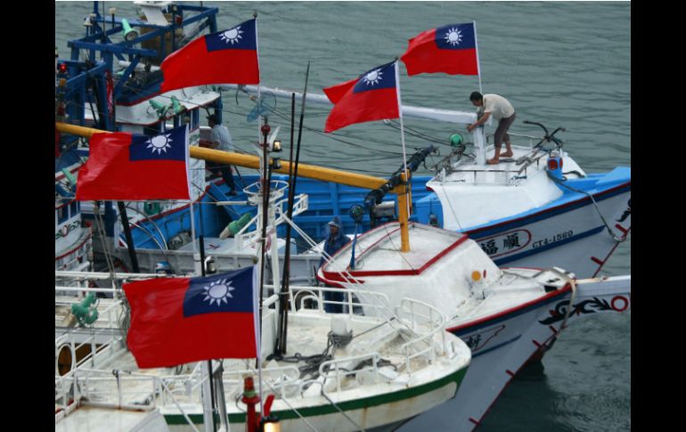 Embarcaciones taiwanesas en aguas territoriales de las  islas Senkaku-Diaoyu. AP  /