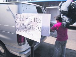 Comerciantes aseguran que el ''hostigamiento'' contra automovilistas ha provocado una baja de hasta 50% en sus ventas.  /