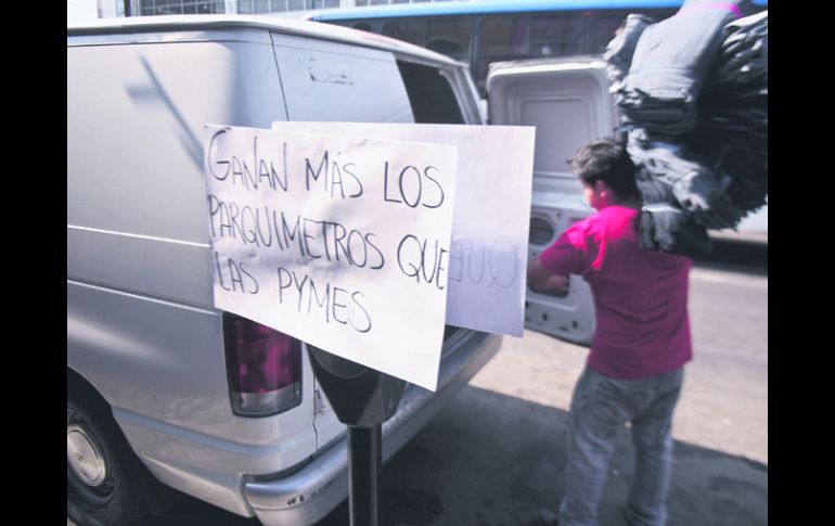 Comerciantes aseguran que el ''hostigamiento'' contra automovilistas ha provocado una baja de hasta 50% en sus ventas.  /