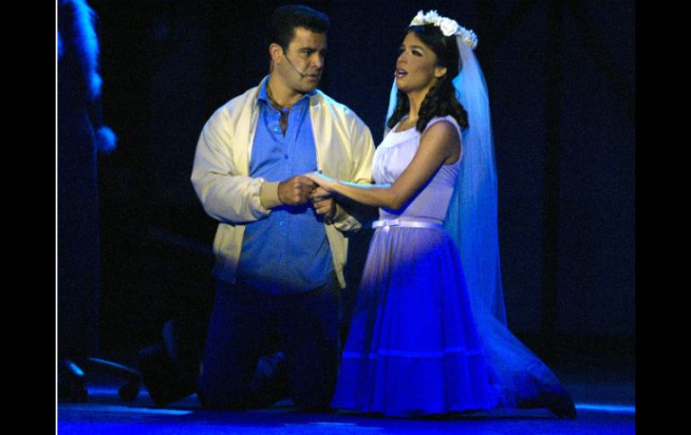 En 2004 Bibi Gaytan y Eduardo Capetillo protagonizaron el músical. ARCHIVO  /