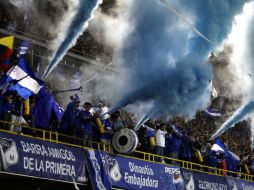 Foto de archivo de la porra de Millonarios alentando a su equipo. AP  /