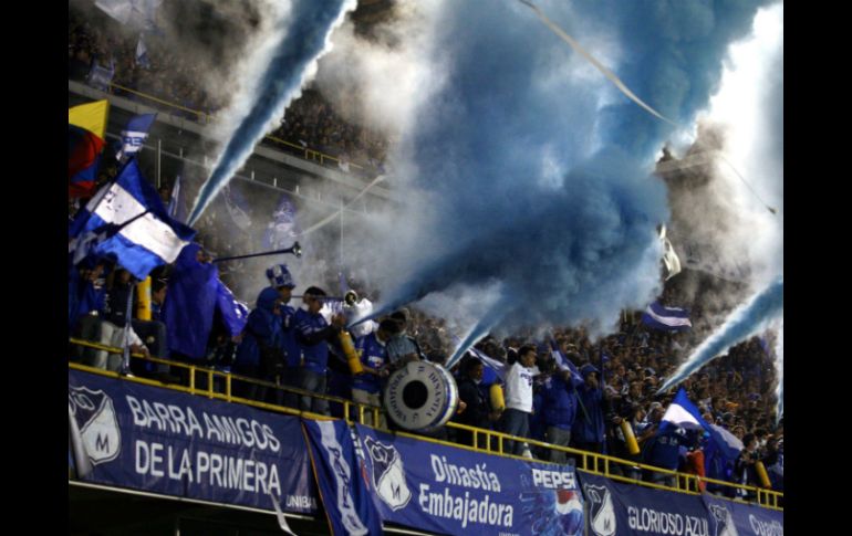 Foto de archivo de la porra de Millonarios alentando a su equipo. AP  /