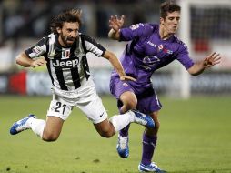 Andrea Pirlo (izq), cae luego de una falta durante el partido. REUTERS  /