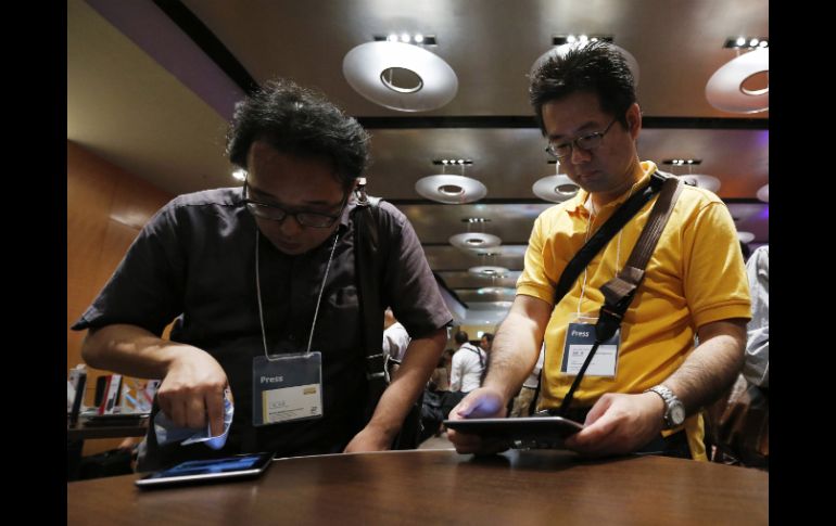 Curiosos exploran la tableta Nexus 7, de Google. REUTERS  /