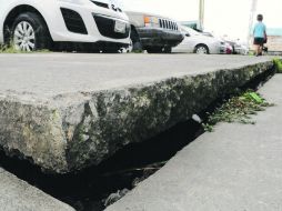 Se abre la tierra. Placas completas de concreto se desprendieron a causa del fenómeno natural en Ciudad Guzmán.  /