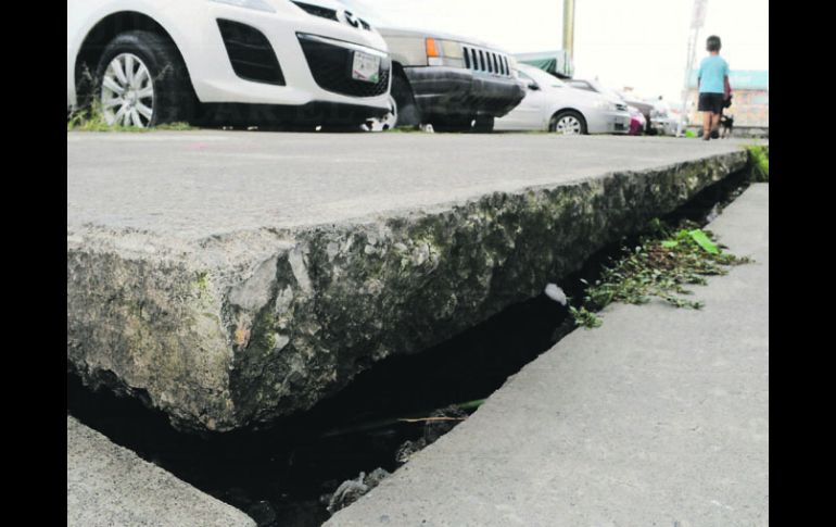 Se abre la tierra. Placas completas de concreto se desprendieron a causa del fenómeno natural en Ciudad Guzmán.  /