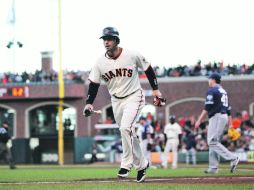 Productivo. Marco Scutaro trota al dugout de su equipo, tras anotar una carrera. AFP  /