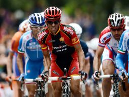 El español Alberto Contador se coloca a la cabeza de la carrera en el último kilómetro del recorrido. AFP  /