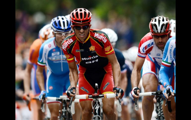 El español Alberto Contador se coloca a la cabeza de la carrera en el último kilómetro del recorrido. AFP  /