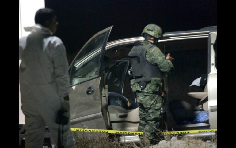 Varias personas que se trasladaban en automóviles comenzaron a disparar en contra de los militares. ARCHIVO  /