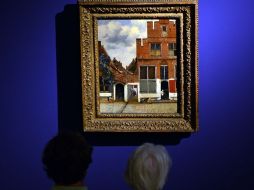 Visitantes contemplan ''La callejuela'' de Vermeer. AFP  /