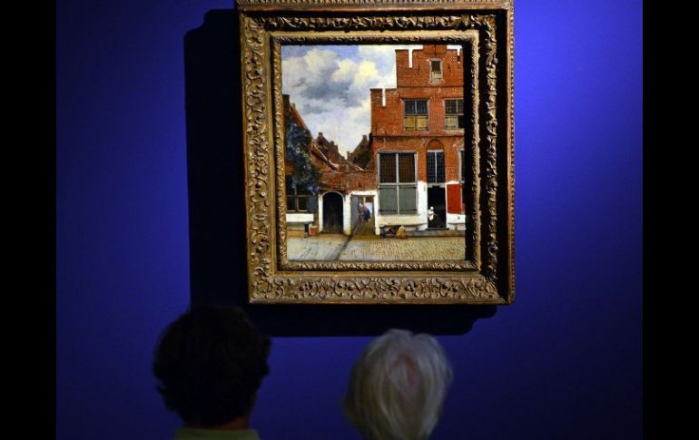 Visitantes contemplan ''La callejuela'' de Vermeer. AFP  /