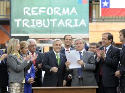 El presidente chileno, Sebastian Piñera (centro-i) firma de la reforma para financiar mejoras en el sistema educativo. EFE  /