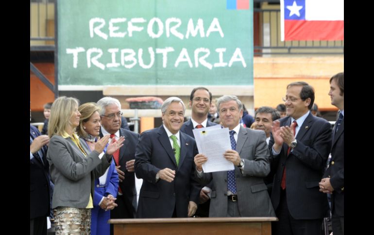 El presidente chileno, Sebastian Piñera (centro-i) firma de la reforma para financiar mejoras en el sistema educativo. EFE  /